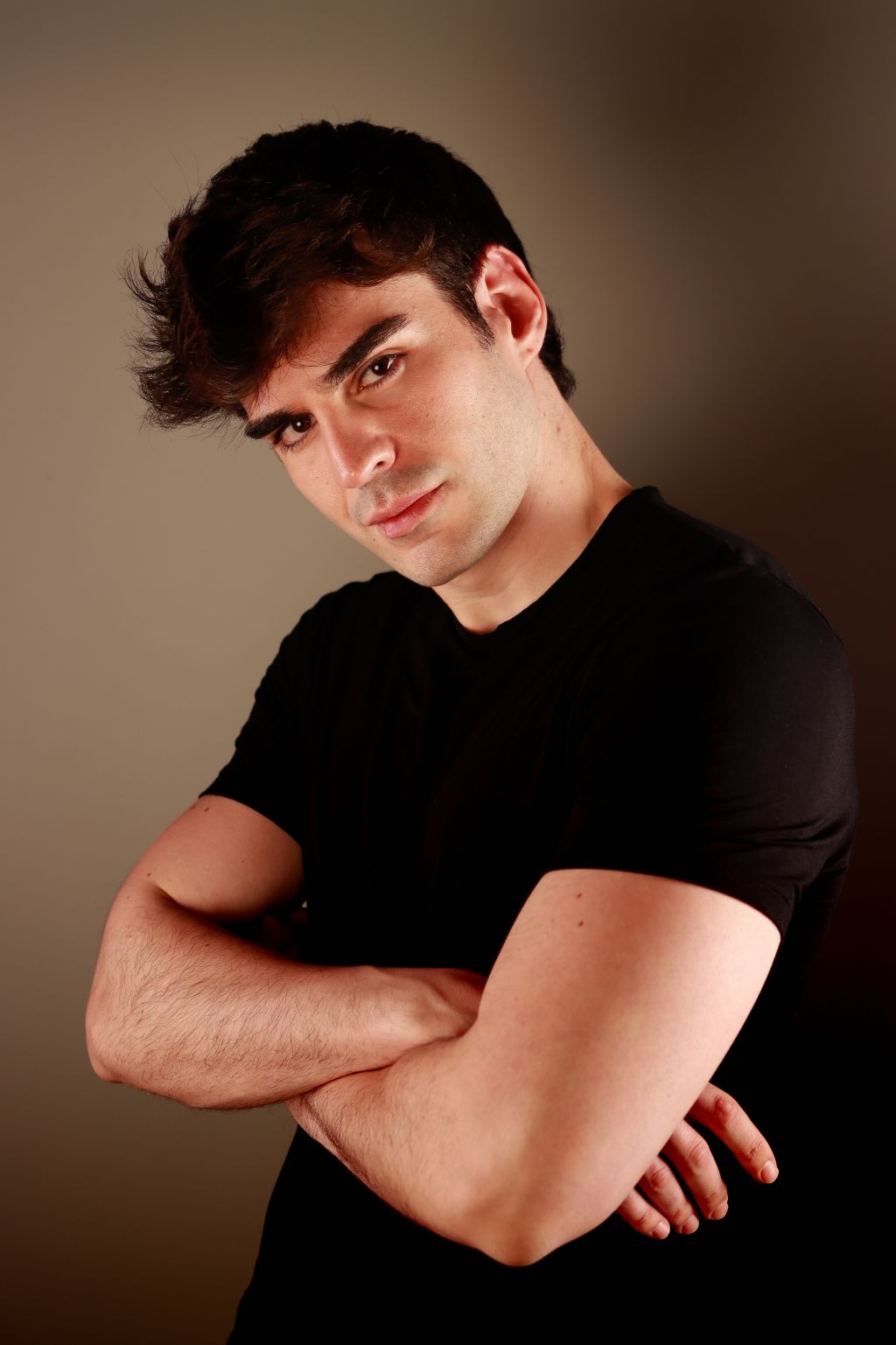 Chico joven mirando a camara